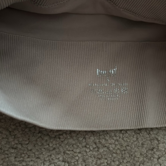 Pro-Fit Women's Black and Cream Crop Sports Bras size small - Picture 3 of 6